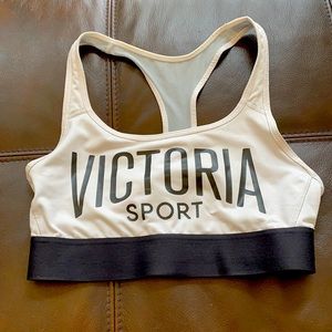 💚 Victoria’s Secret sport bra. A classic to take I to the gym or outdoors